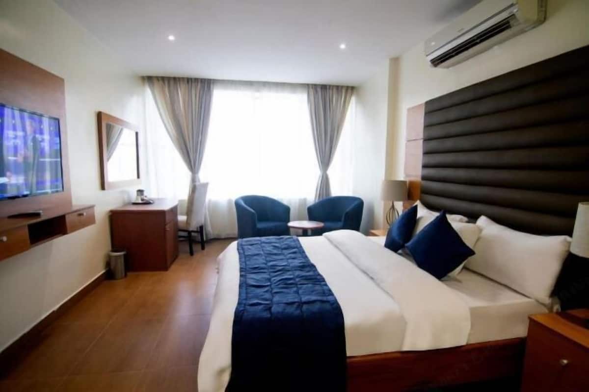 1 bedroom, Egyptian cotton sheets, premium bedding, down duvets