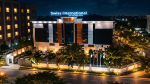 Un hotel moderno con un letrero destacado que dice 'Swiss International The Vistana-LeKki'.