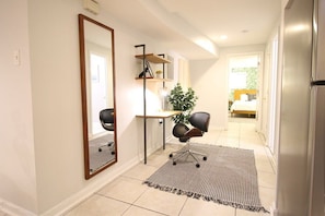 1 habitación, escritorio y espacio para trabajar con laptop 