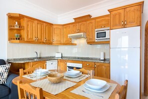 Jääkaappi, mikroaaltouuni, uuni, liesi