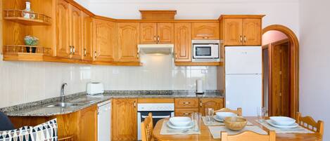 Een koelkast, een microgolfoven, een oven, een kookplaat