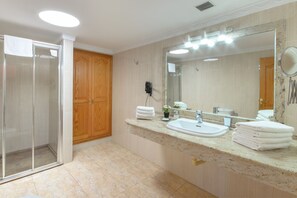 Dusche, Haartrockner, Handtücher