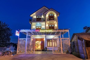 Front of property - evening/night - AHA Xuan Truong Hotel (Da Lat)