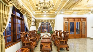 Lobby sitting area - AHA Xuan Truong Hotel (Xuan Huong - Da Lat)