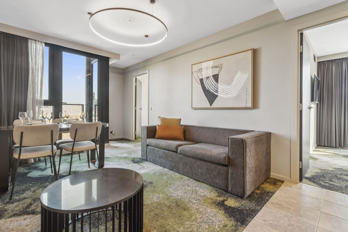 Departamento, 2 habitaciones | Área de sala de estar | Smart TV de 40 pulgadas con canales digitales y televisión