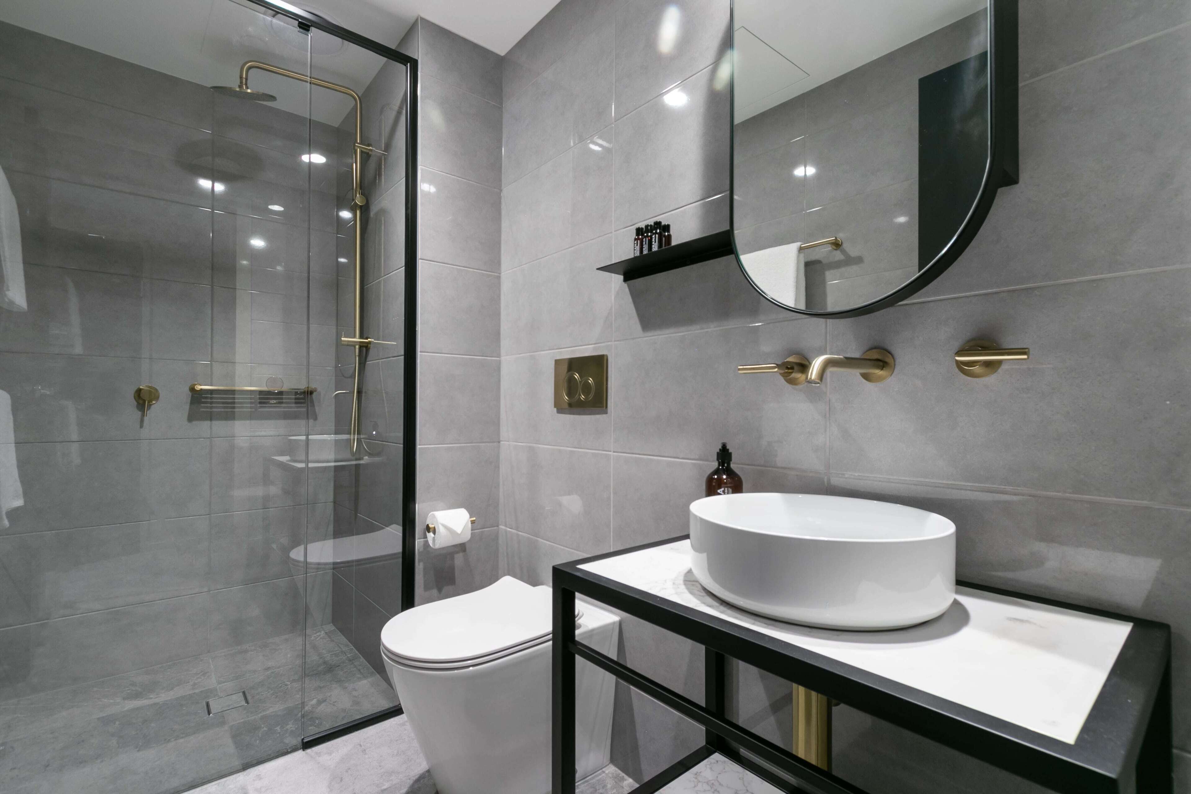 king studio | bathroom | shower, free toiletries, hair dryer, towels