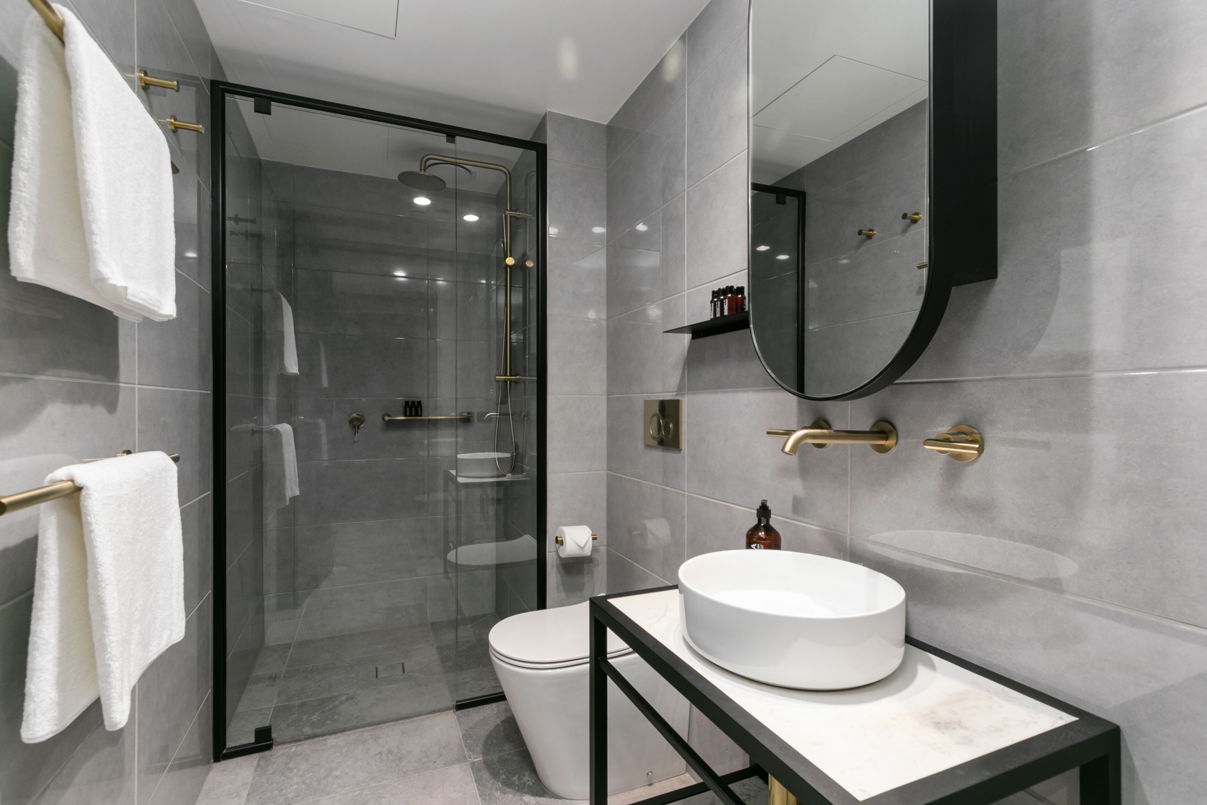 queen studio | bathroom | shower, free toiletries, hair dryer, towels