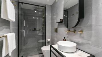 Studio, 1 Queen-Bett | Badezimmer | Dusche, kostenlose Toilettenartikel, Haartrockner, Handtücher