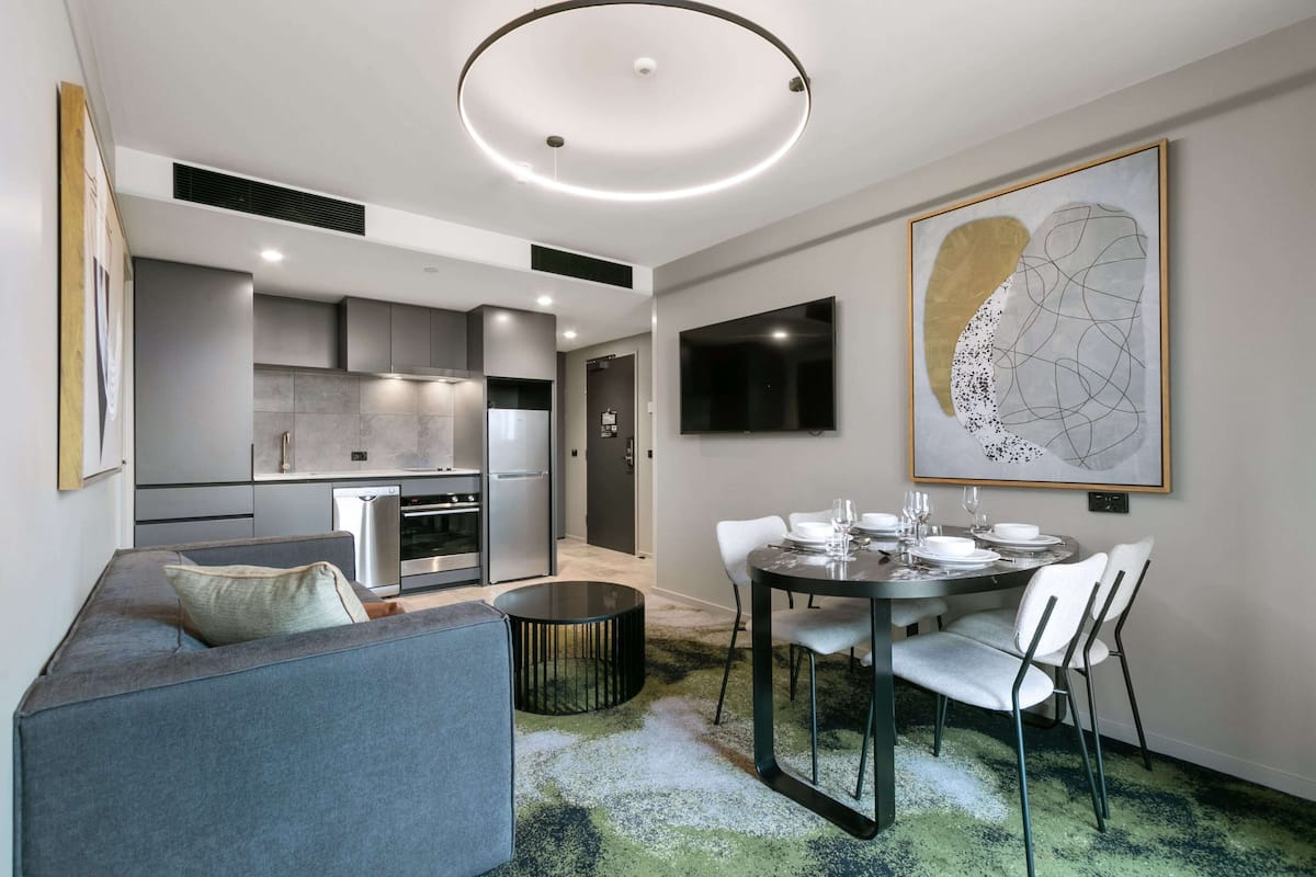 One Bedroom King Apartment | Living area