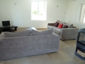 Een televisie, een dvd-speler en boeken