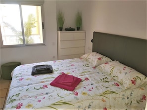 3 slaapkamers, een strijkplank/strijkijzer, gratis wifi, beddengoed