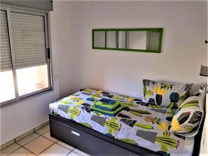 3 slaapkamers, een strijkplank/strijkijzer, reisbedje, gratis wifi