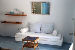 Studio, 1 Schlafzimmer, Balkon, Stadtblick | Wohnbereich