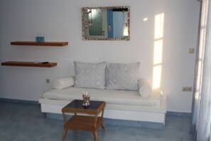 Studio, 1 Bedroom, Smoking, Balcony | Living area