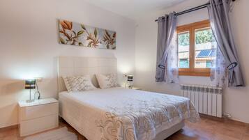 4 bedrooms, iron/ironing board, free WiFi, bed sheets