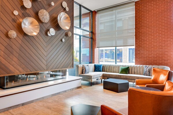 Lobby - Hampton Inn Salem Boston (Salem)