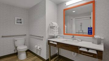 Un baño moderno con inodoro, lavabo y espejo.