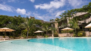 2 outdoor pools, sun loungers