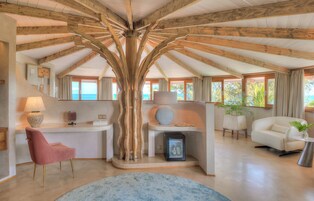 Luxury Suite | Living area | Flat-screen TV