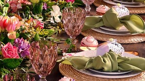 A table set with pink cupcakes, green napkins, and glassware. - Maison de Leo Luxury Guesthouse (Pretoria)