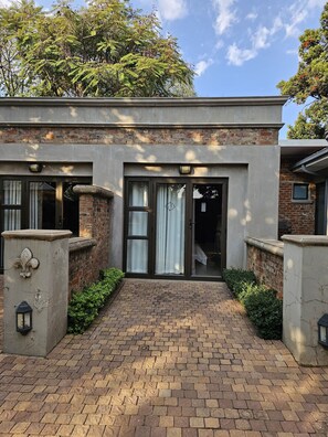 Deluxe Room no 3 | Premium bedding, minibar, individually decorated, individually furnished - Maison de Leo Luxury Guesthouse (Pretoria)