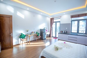 Estudio de lujo | 1 habitación, camas con efecto memoria, minibar y escritorio