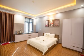 Ein modernes Schlafzimmer mit Bett, Nachttischen, einem Kleiderschrank und Bildern an der Wand.