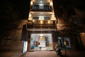 Ein Hotel mit Eingangsbereich, einer Rezeption, einem Balkon und einem Schild mit der Aufschrift 'NAM ANH HOTEL & APARTMENT'.