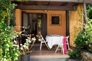 Outdoor dining - Apartment 'Coccinella' with Private Terrace, Garden and Air Conditioning (San Teodoro)