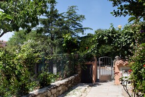 Property grounds - Apartment 'Coccinella' with Private Terrace, Garden and Air Conditioning (San Teodoro)