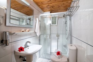 Apartment, 1 Bedroom, Smoking, Patio | Bathroom amenities