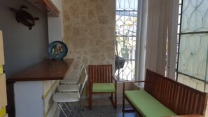 City-Dreibettzimmer | Essbereich im Zimmer