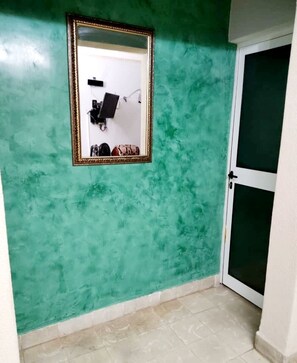 Minibar, caja de seguridad en la habitación y muebles diferentes 