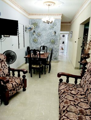 Televisión de pantalla plana de 32 pulgadas con canales digitales 