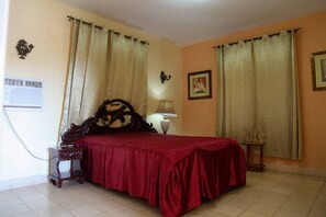 Decoración personalizada, muebles diferentes y escritorio 