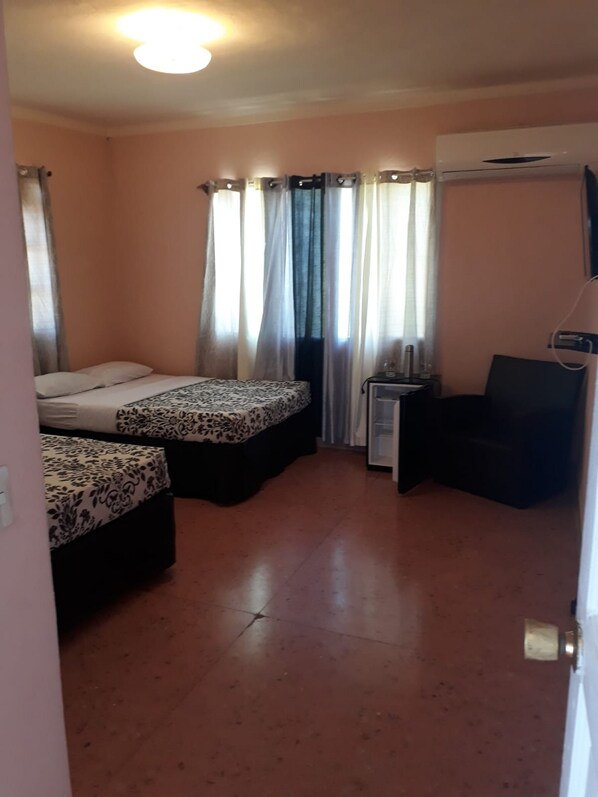 Habitación triple Confort | Decoración personalizada y muebles diferentes 