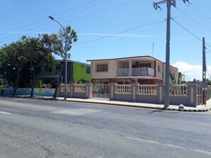 Vista frontal de la propiedad