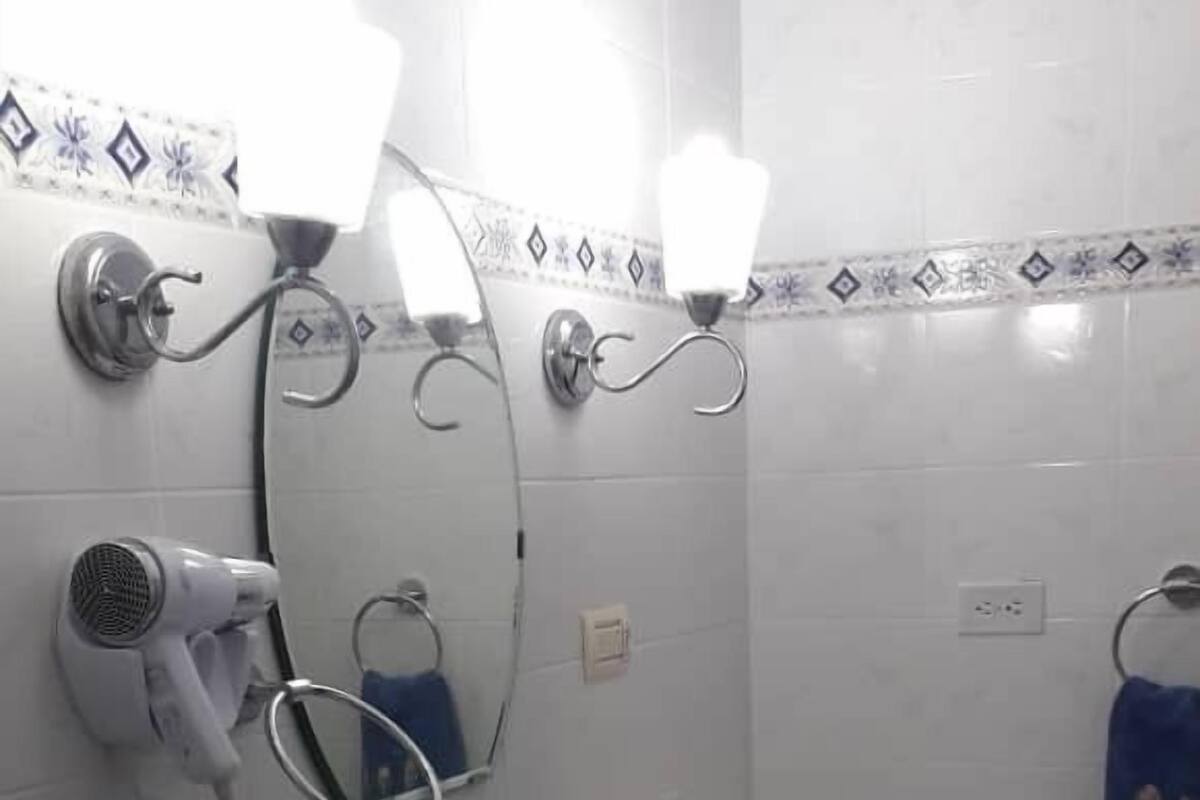 Appartement Confort (Apartamento Chico) | Salle de bain | Douche, serviettes fournies