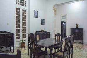 Business-Haus | Essbereich im Zimmer