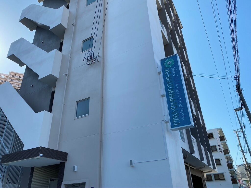 Un edificio con un letrero azul que indica 'Hotel Innomato Villa'.