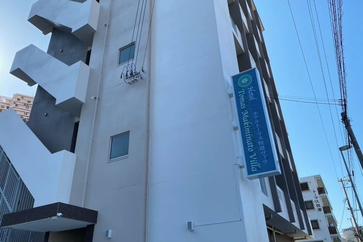 Un edificio con un letrero azul que indica 'Hotel Innomato Villa'.