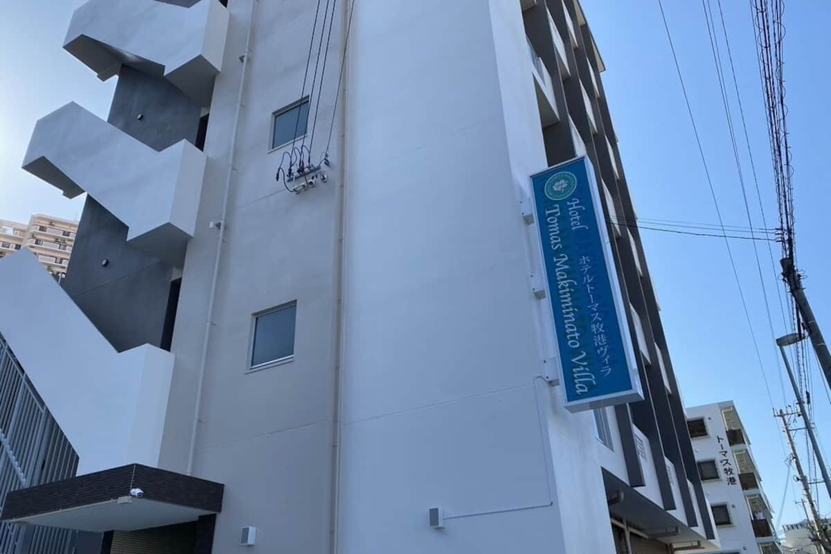 A building with a blue sign indicating 'Hotel Villa'.