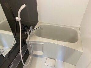 Badkar och dusch, gratis toalettartiklar, hårtork och tofflor