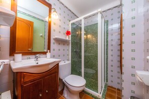 Shower, hair dryer, towels - Rustic Holiday House Es Fasser with Pool, Garden, Terraces & Wi-Fi; Parking and Garage Available (Son Servera,)