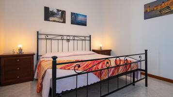 1 bedroom, bed sheets