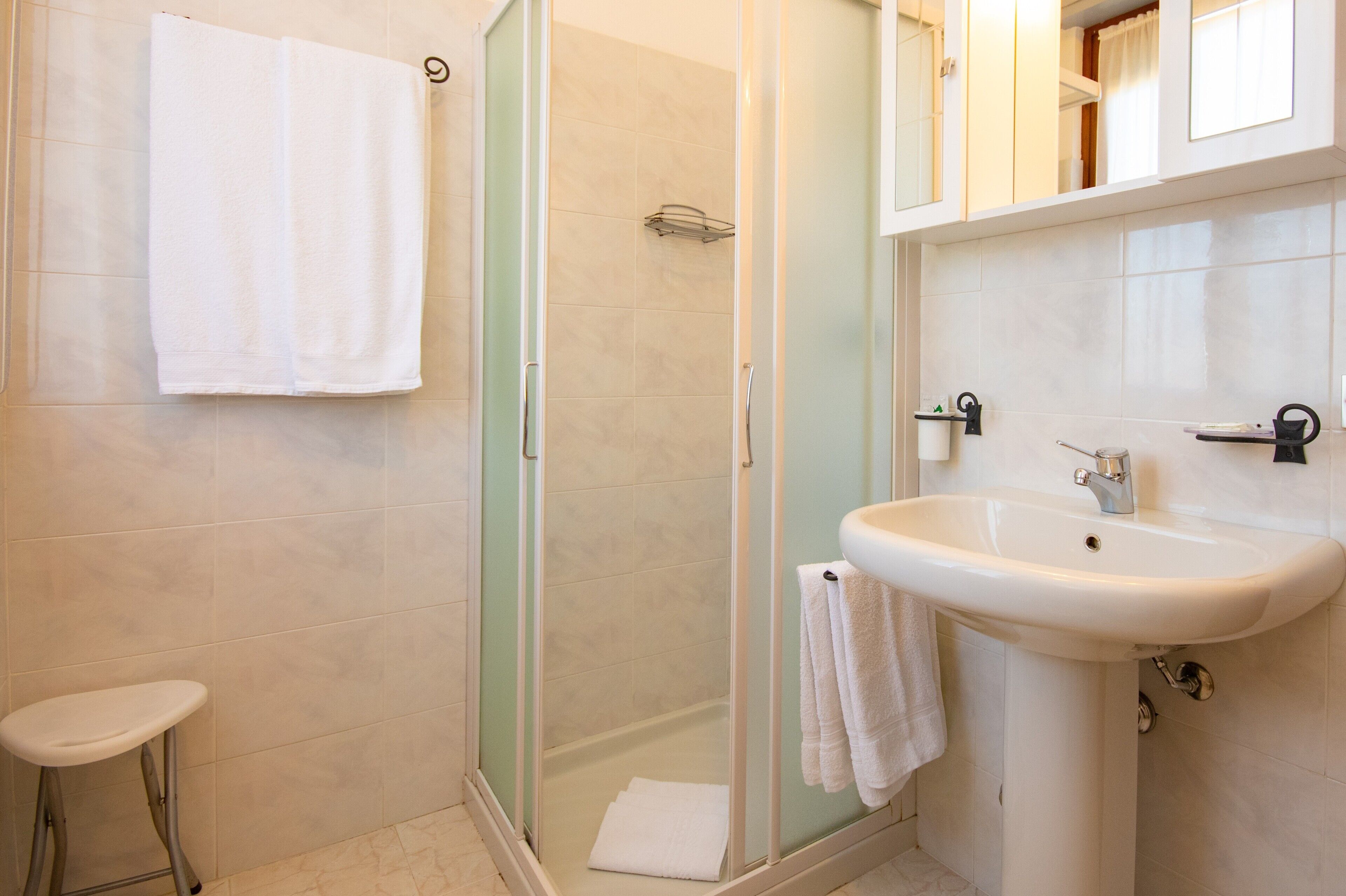 Een douche, een haardroger, handdoeken