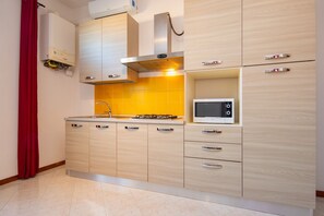 Fridge, microwave, stovetop, cookware/dishes/utensils - Vacation Apartment "Il Grappolo" Near the Centre of the Old Town and the Lake (Sirmione)