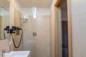 Dusj, hårføner og håndklær