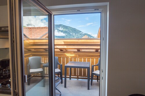 Apartment “Haller Hof A” with mountain view, Wi-Fi & Parking Available