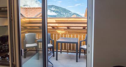 Apartment “Haller Hof A” with mountain view, Wi-Fi & Parking Available